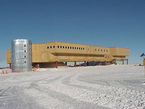 Международная полярная станция Амундсена-Скотта из сип-панелей